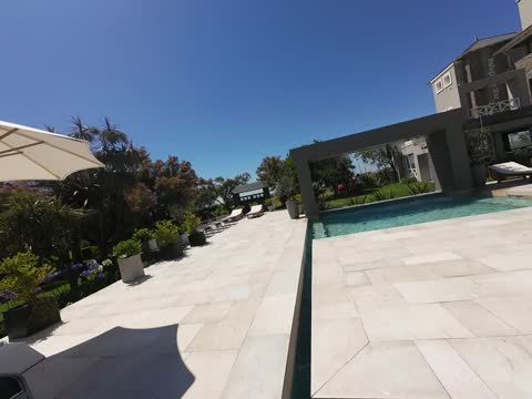 Solarium junto a la piscina en Miramar